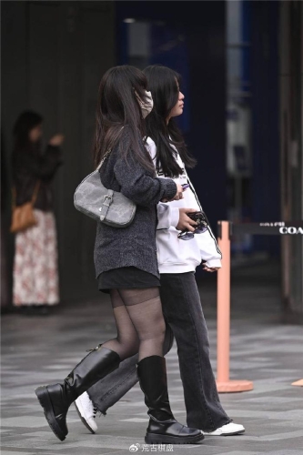 国产制服丝袜高跟，时尚与魅力的完美交融老师黑色双开真丝旗袍的寓意