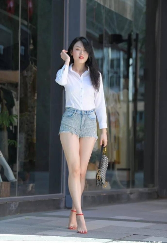 牛仔裤的多元魅力，从经典穿搭到时尚潮流的深度解析高质量牛仔裤妹子