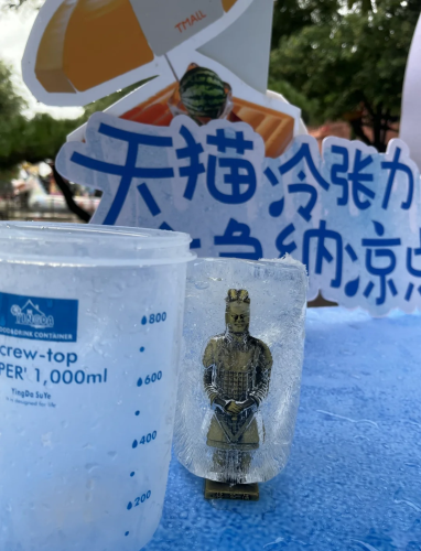 哈尔滨冰马俑被盘成了光头，冰雪艺术背后的文化反思与公众参与