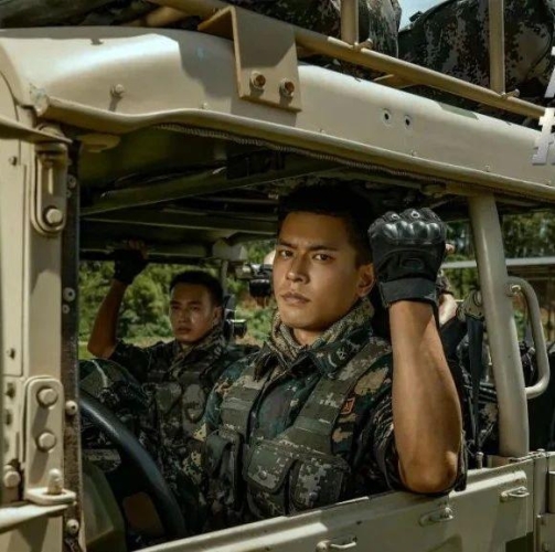 兵哥哥执勤因高颜值走红网络，网友直呼，这才是真正的国民老公知乎执勤的兵哥哥