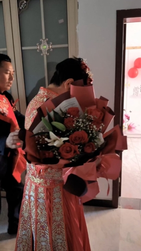新郎家人吹上万个气球布置新房，浪漫婚礼背后的感人故事新婚吹气球