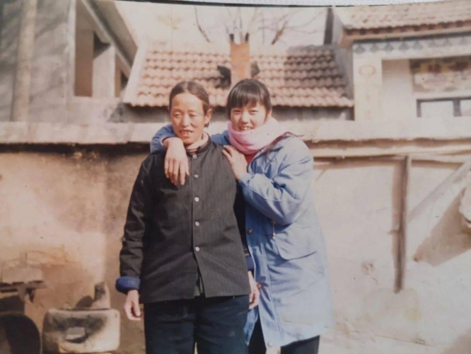 男子时隔6年回老家发现老猫还在守家，一段跨越时光的忠诚与温暖